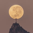 r/interestingasfuck - After 3 years of wait, calculations and precise astronomical timing, Leonardo Sens captured this photo